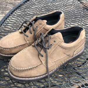 Men’s size 8 tan suede shoes like new